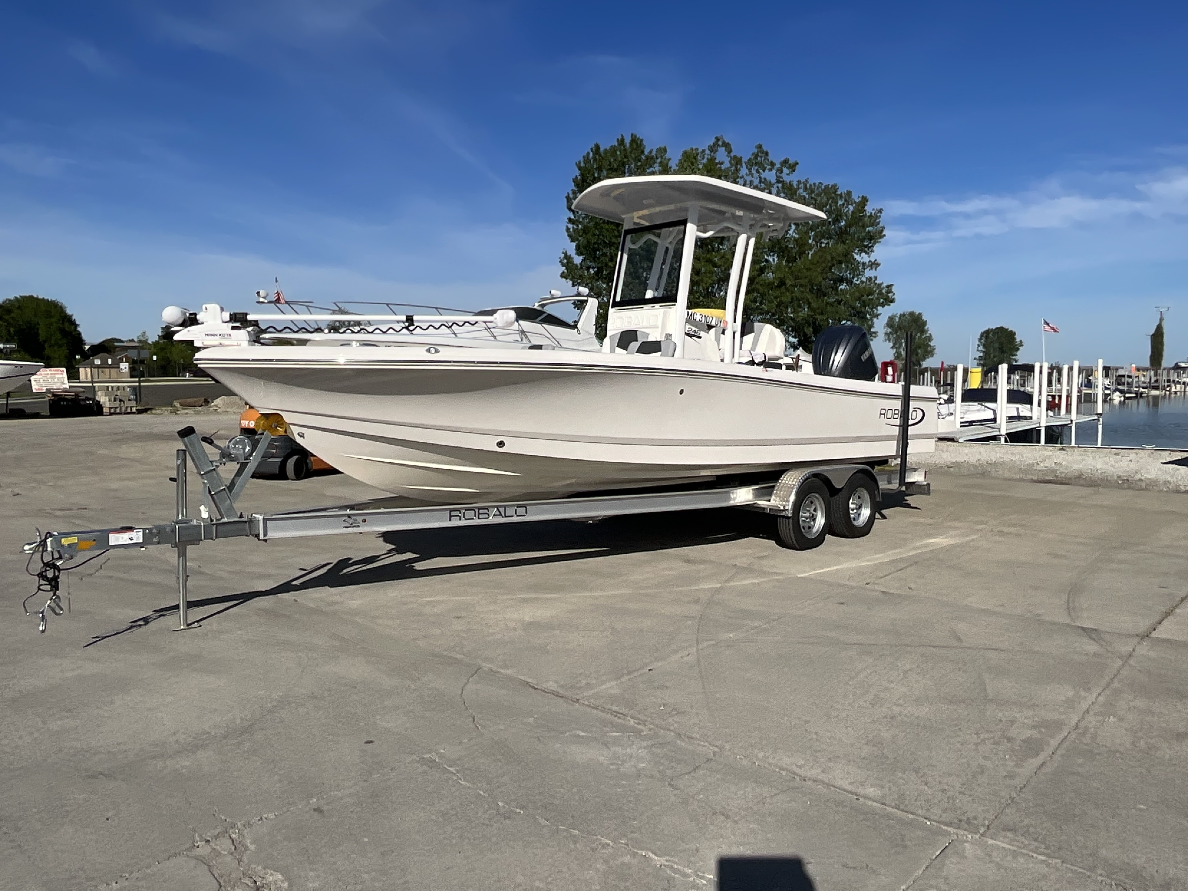 2023 Robalo 246 Cayman - Image 3