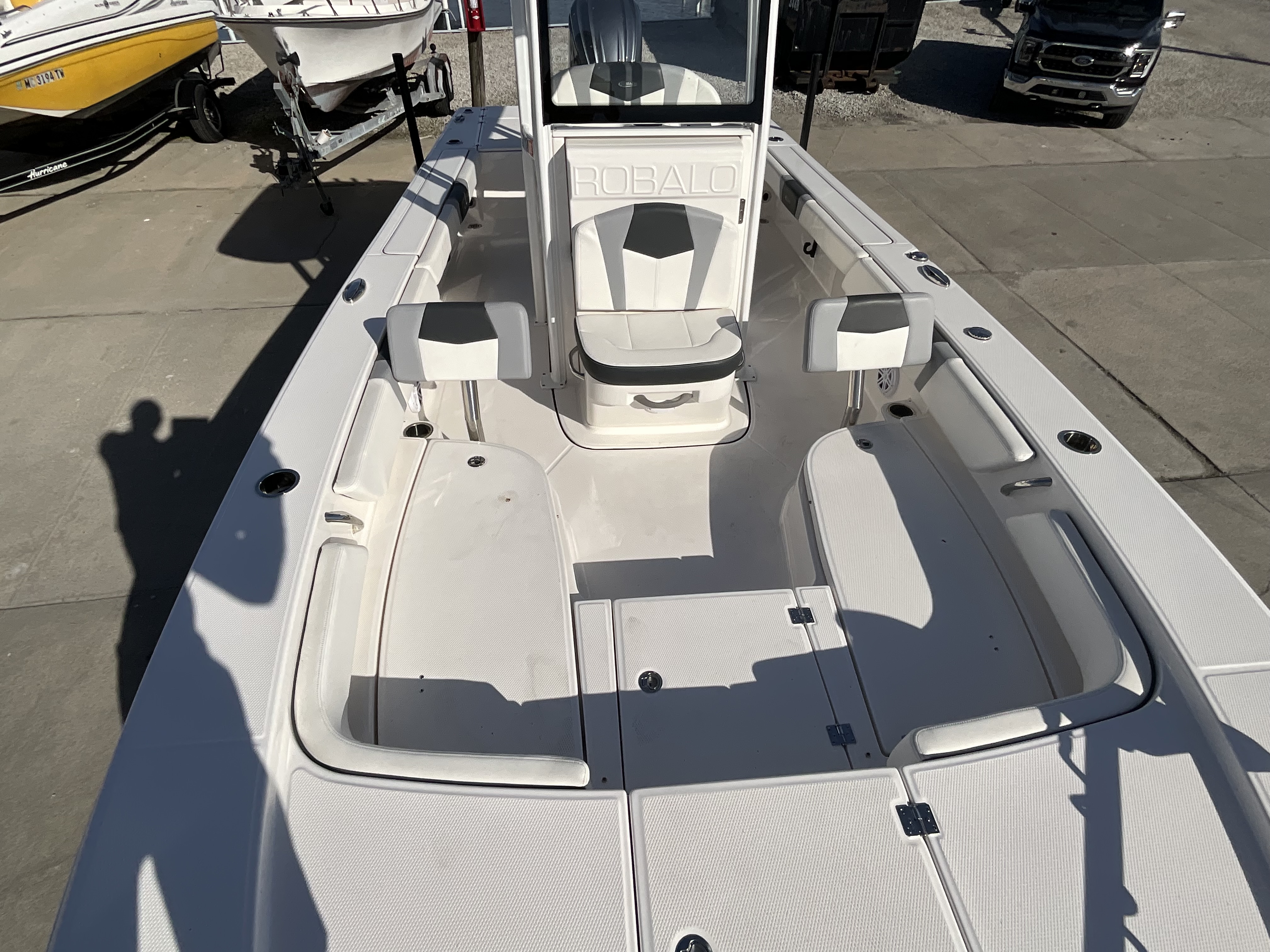 2023 Robalo 246 Cayman - Image 6
