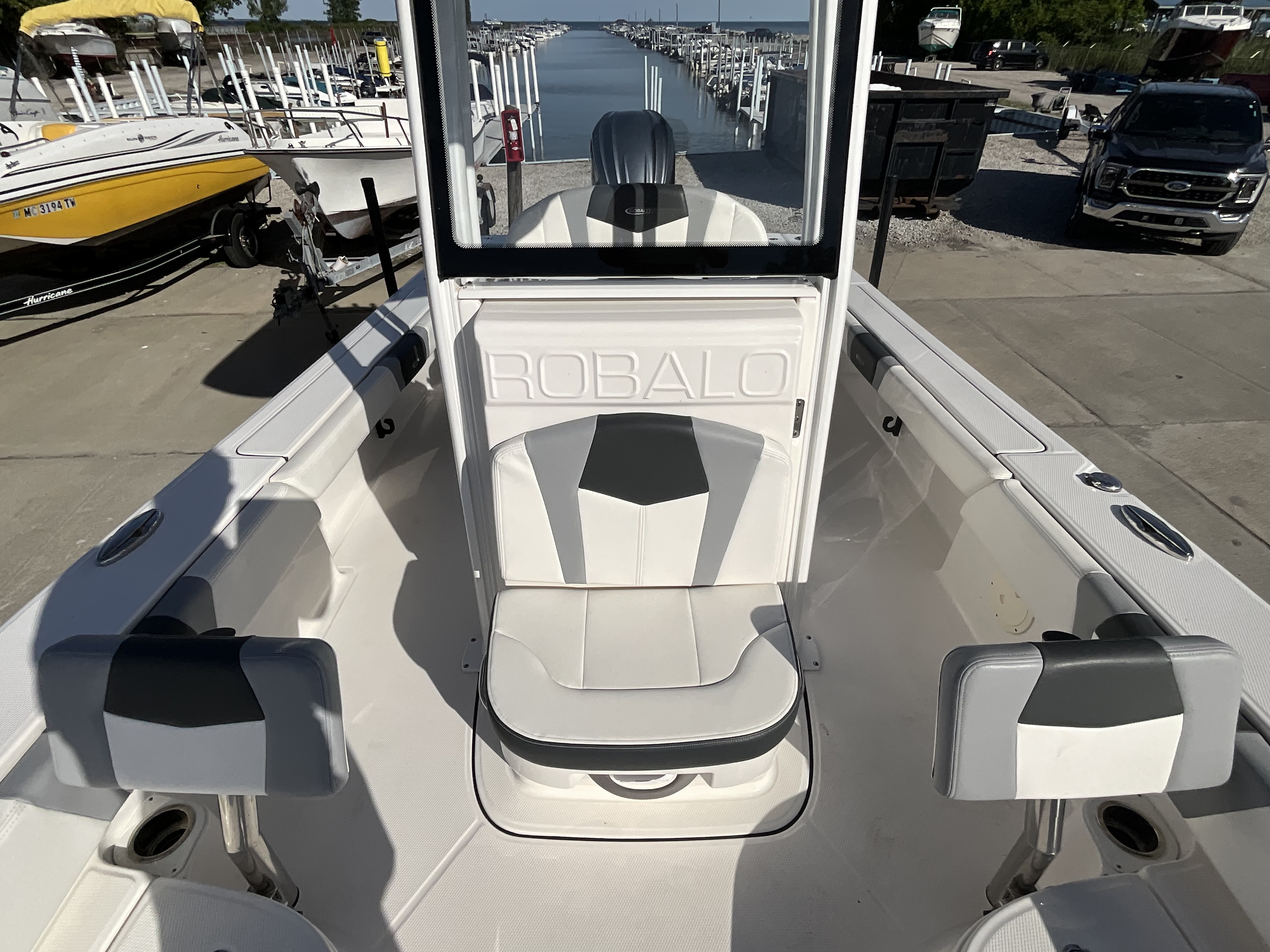 2023 Robalo 246 Cayman - Image 7