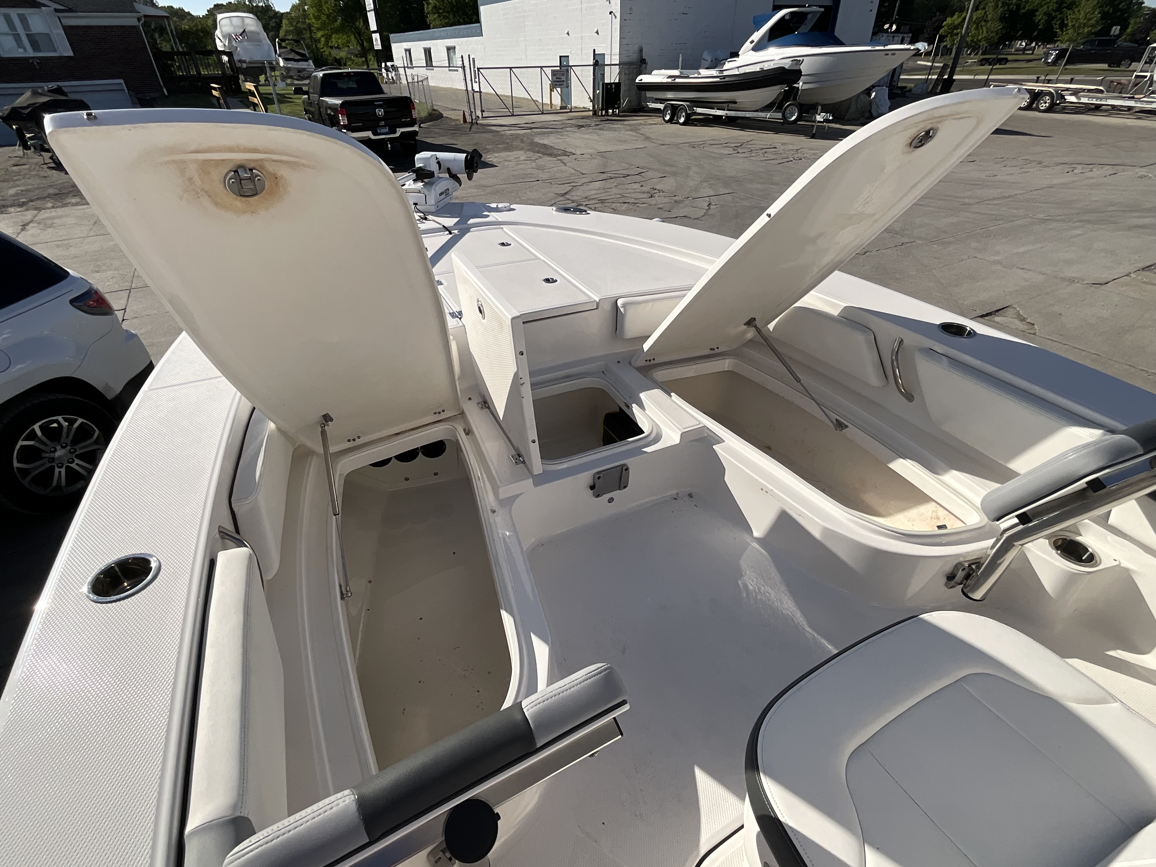 2023 Robalo 246 Cayman - Image 9