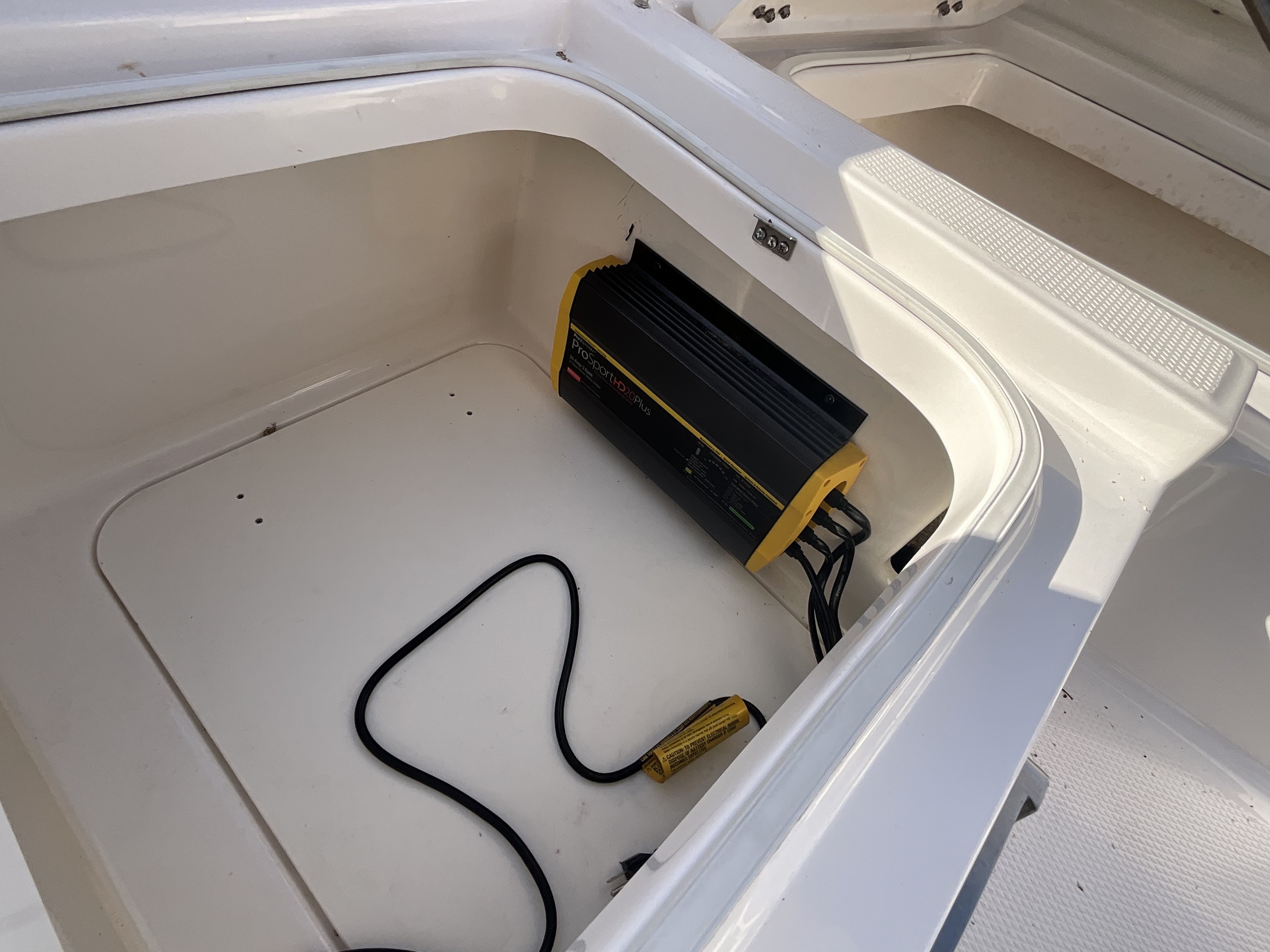 2023 Robalo 246 Cayman - Image 10