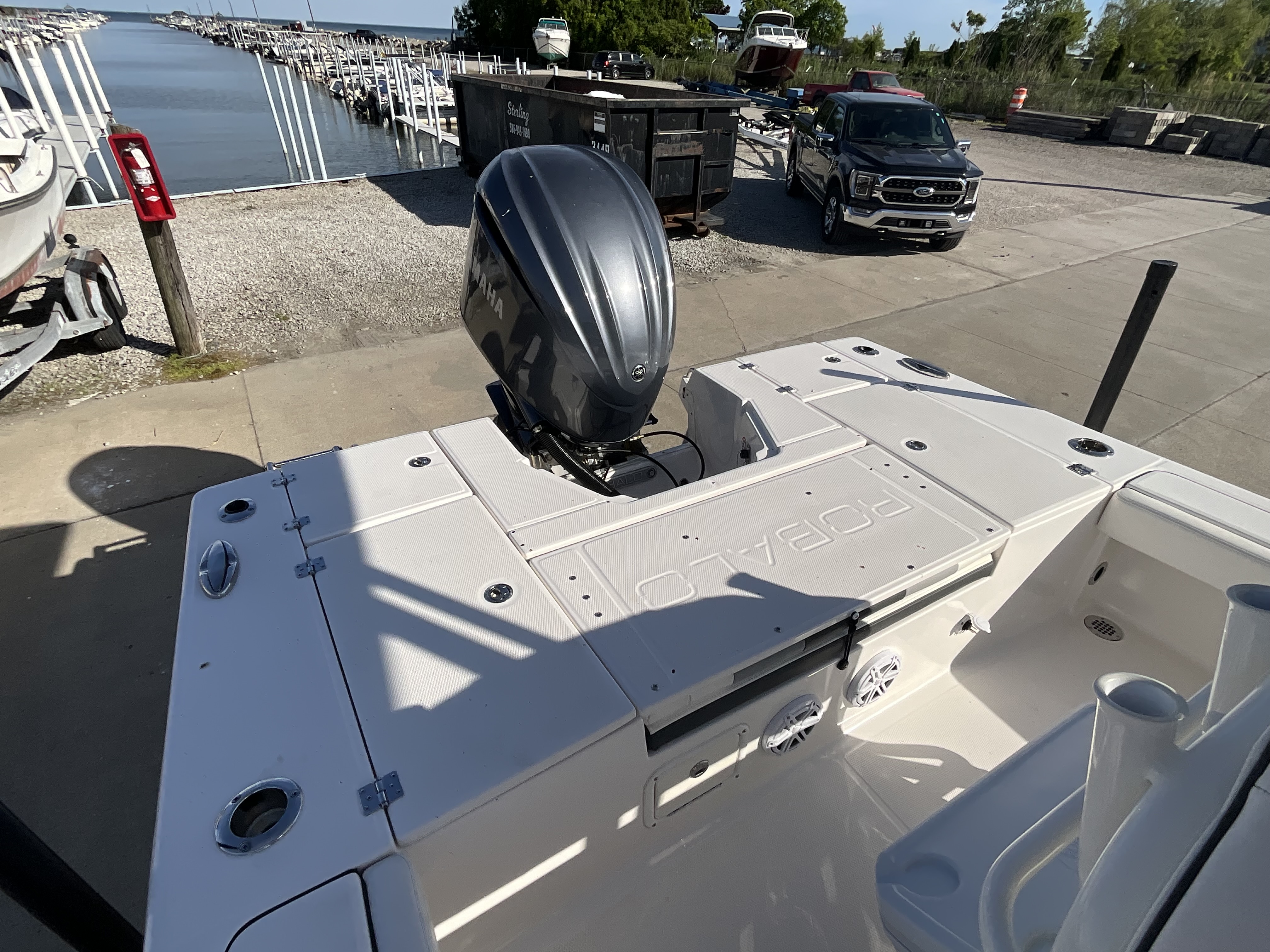 2023 Robalo 246 Cayman - Image 12