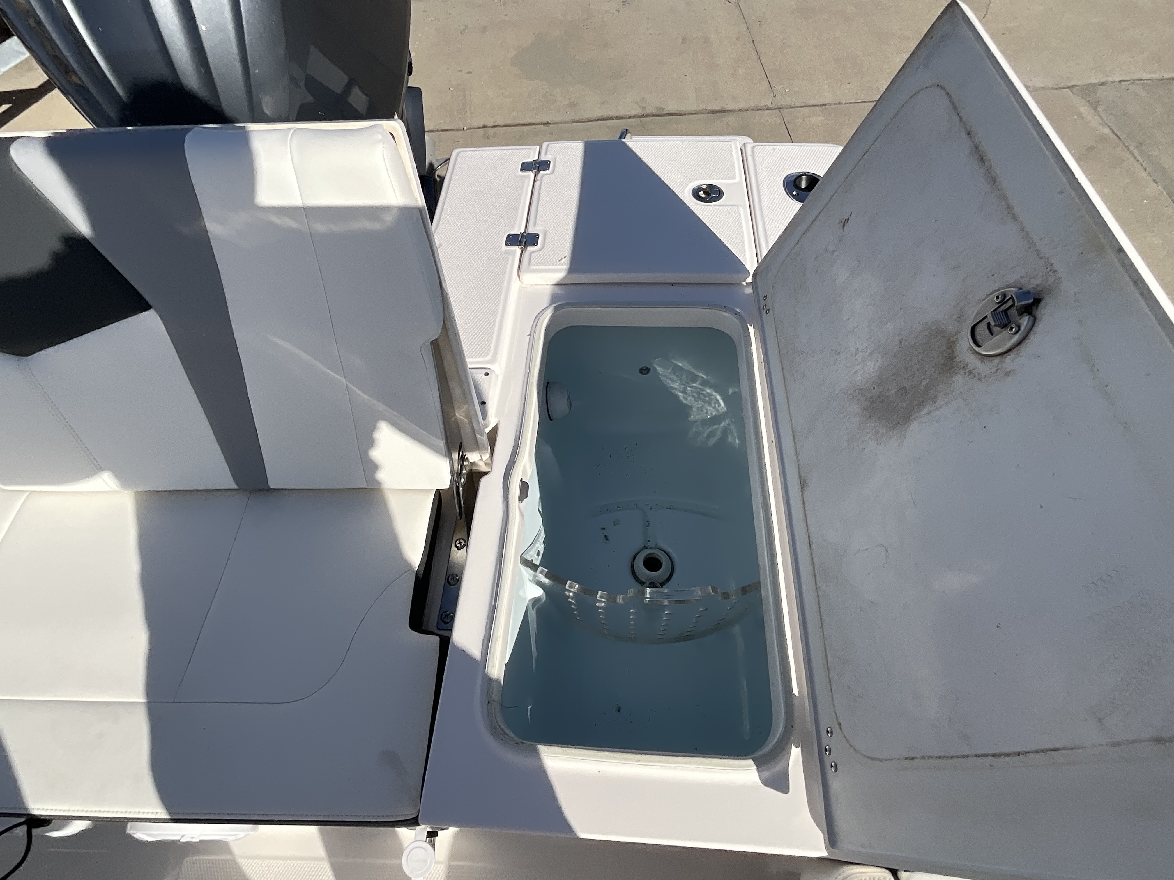 2023 Robalo 246 Cayman - Image 15
