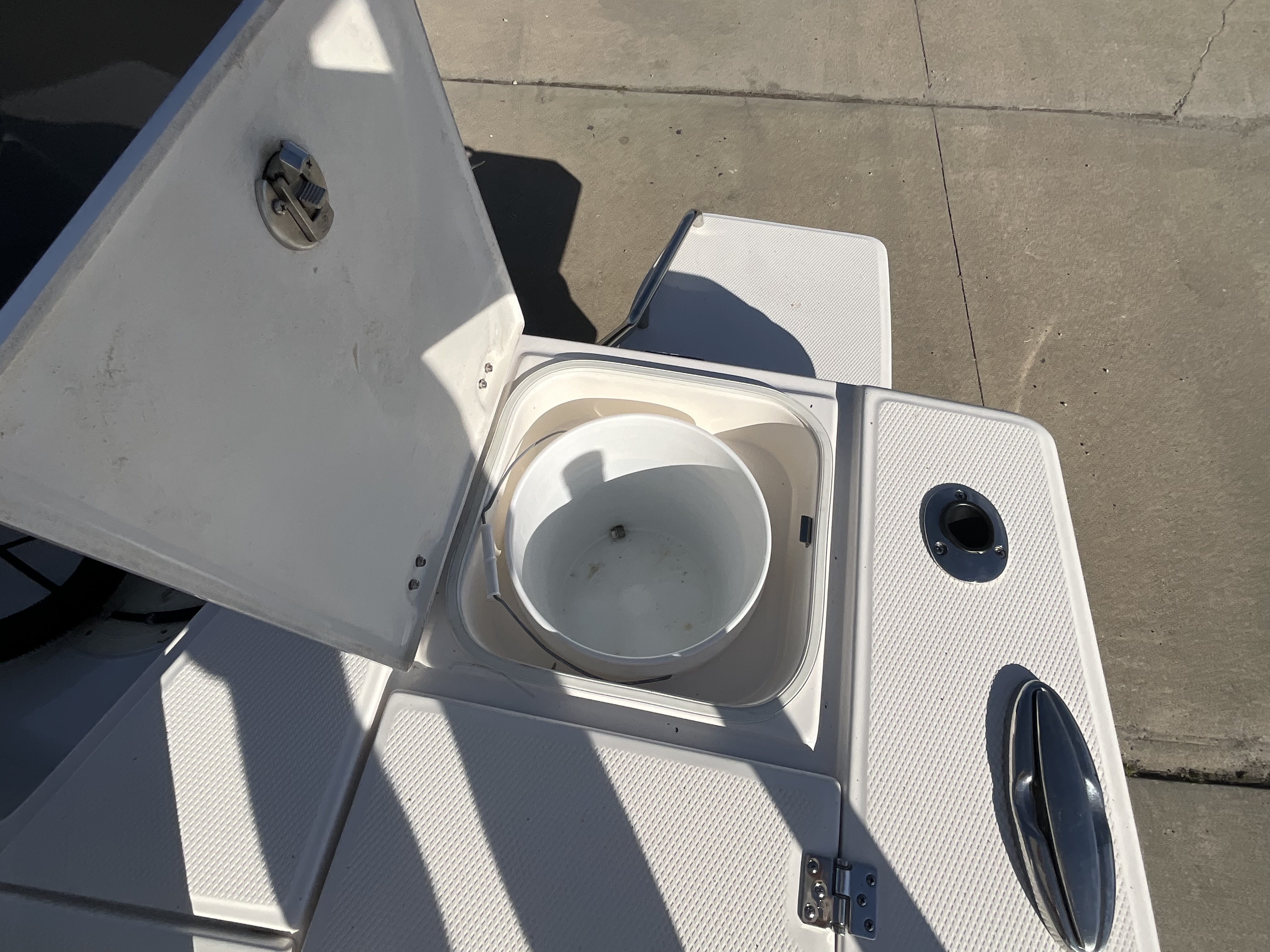 2023 Robalo 246 Cayman - Image 17