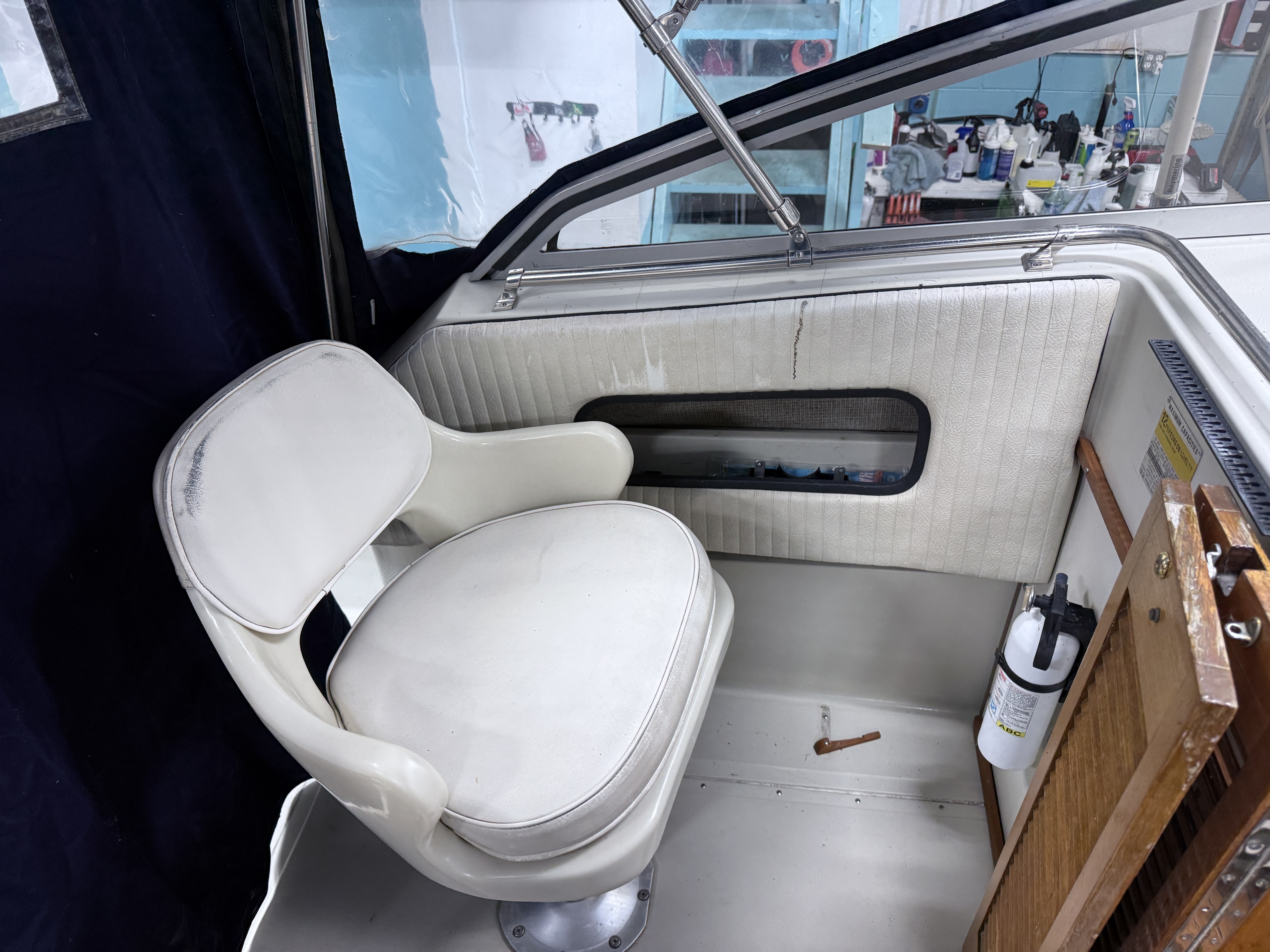 1985 Boston whaler 25 Revenge WT - Image 7