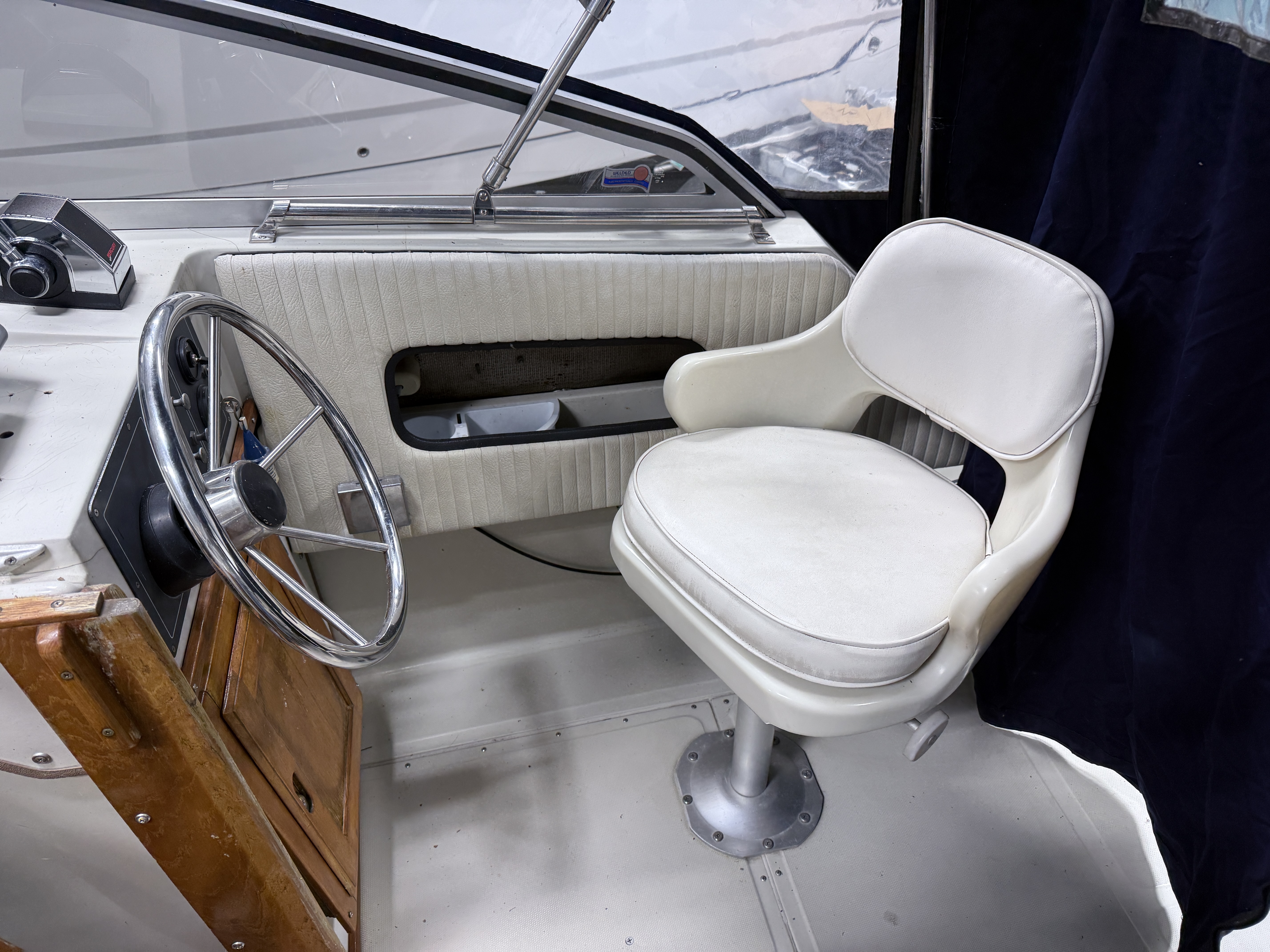 1985 Boston whaler 25 Revenge WT - Image 8