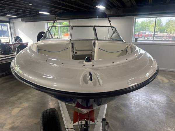 2006 Bayliner 215 Capri - Image 3