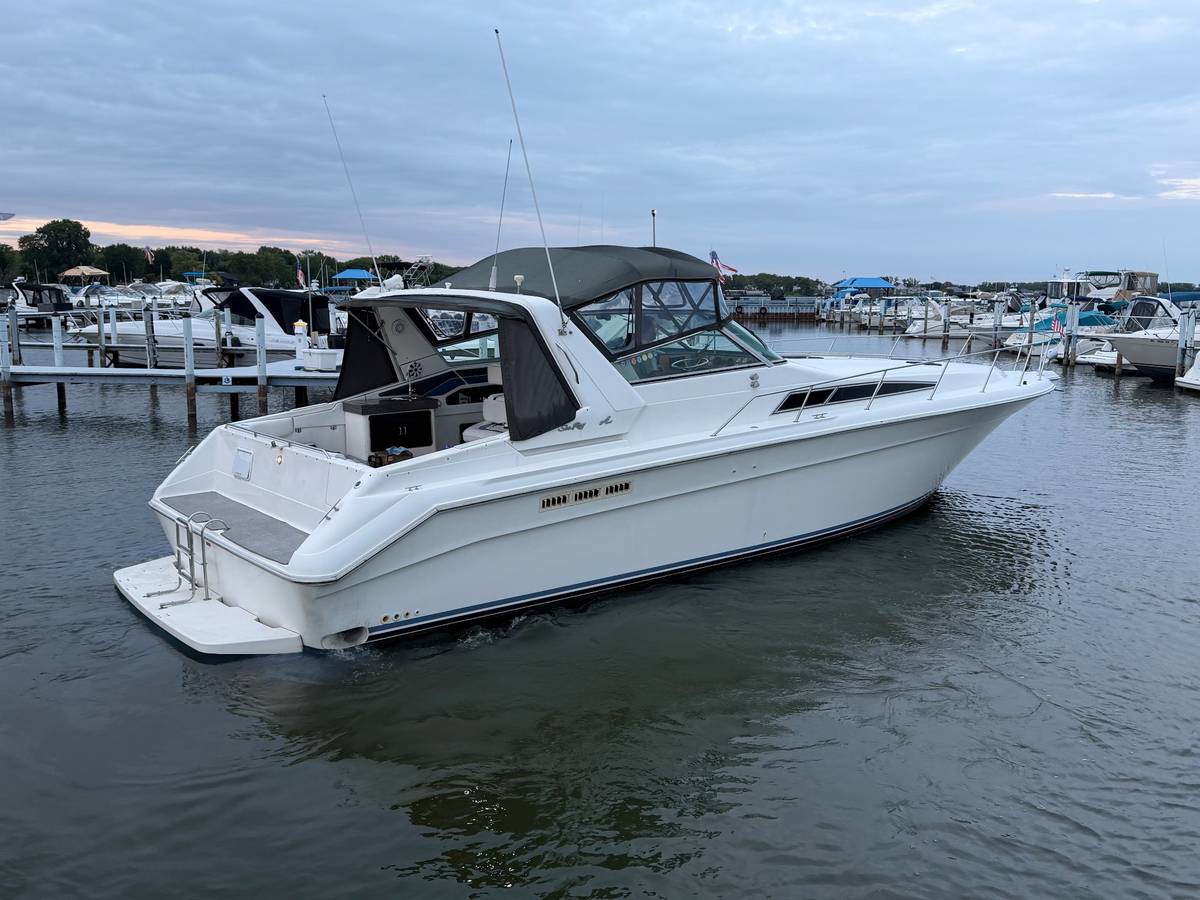 1990 Sea Ray 420 Sundancer - Image 2