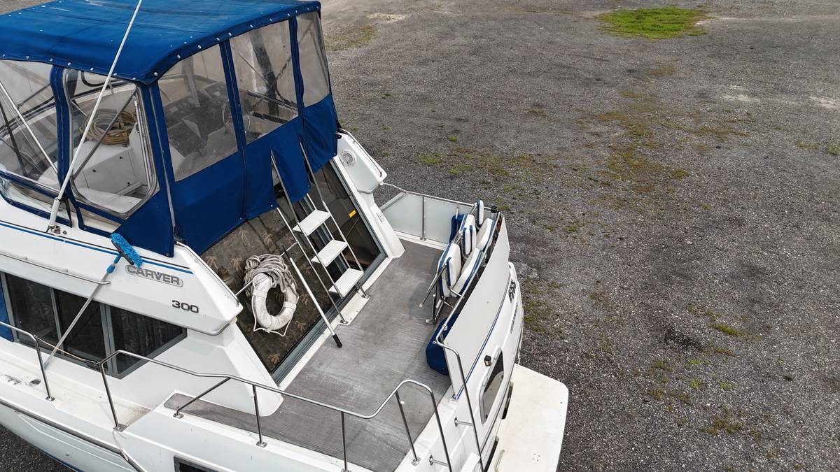 1994 Carver 300 aft - Image 2