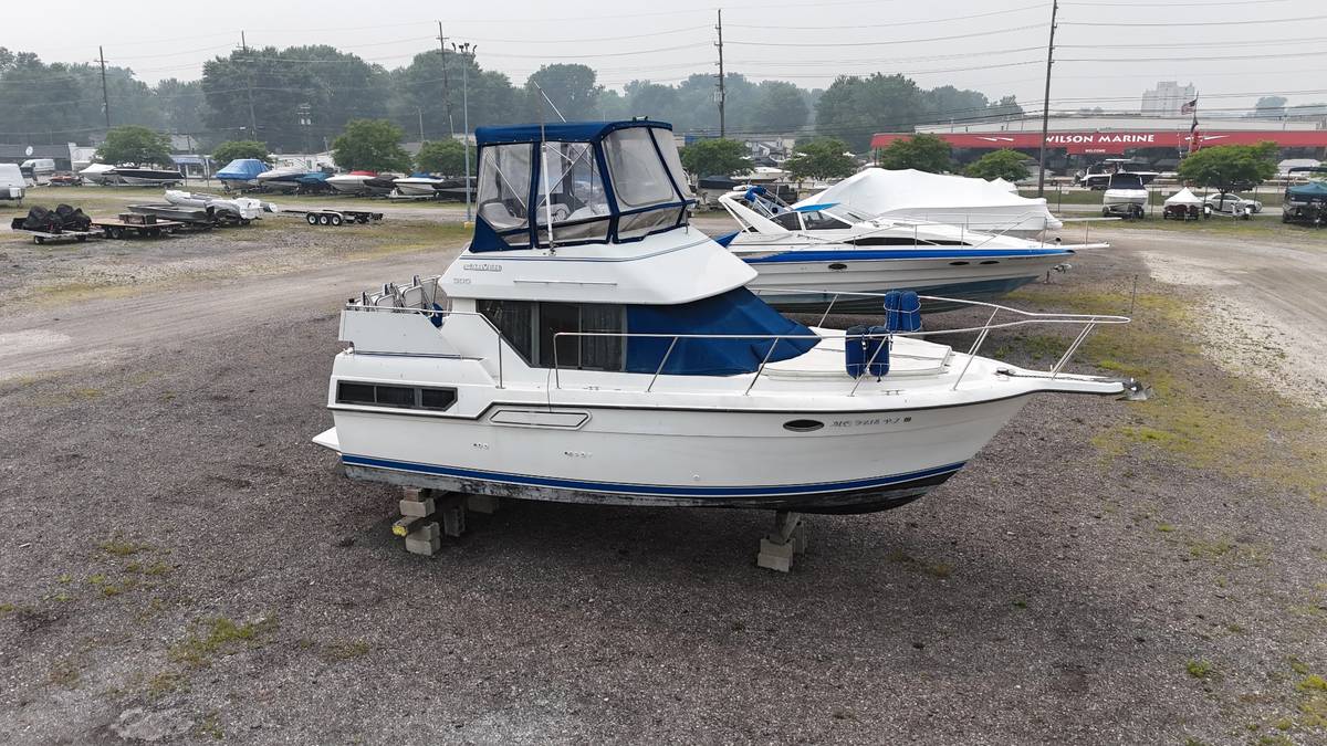 1994 Carver 300 aft - Image 1