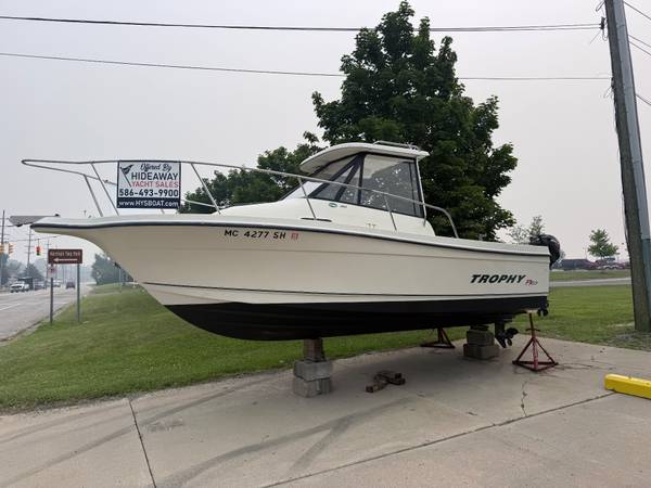 2002 Bayliner Trophy 2052