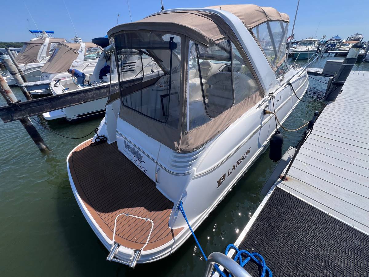2002 Larson Cabriolet 310 - Image 2