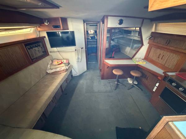 1987 Sea ray 390 Express Cruiser - Image 4