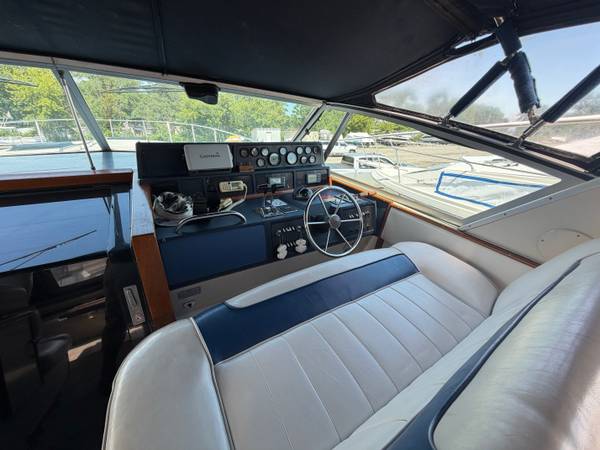 1987 Sea ray 390 Express Cruiser - Image 3