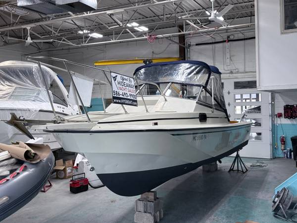 1985 Boston whaler 25 Revenge WT - Image 3