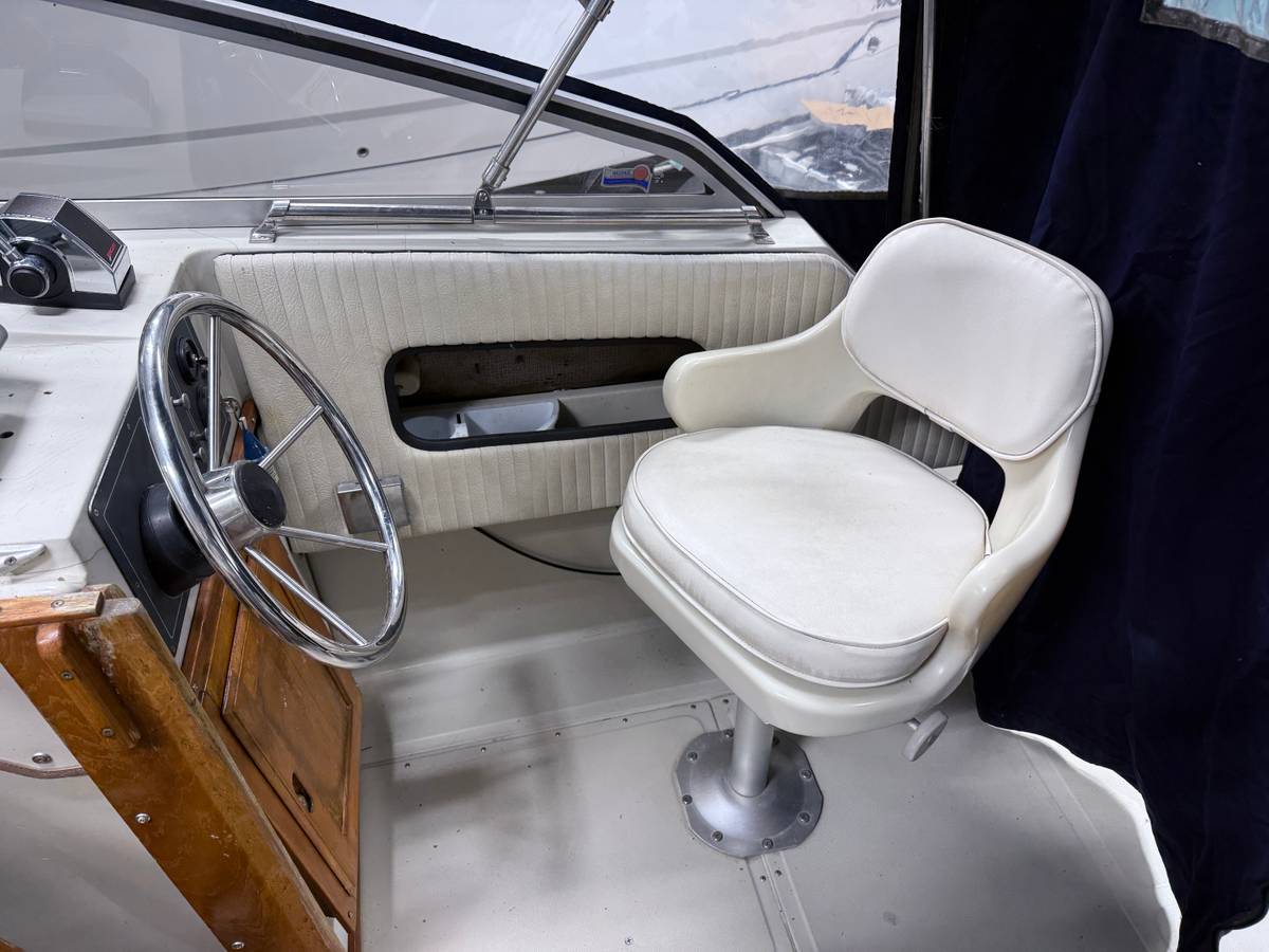 1985 Boston whaler 25 Revenge WT - Image 8